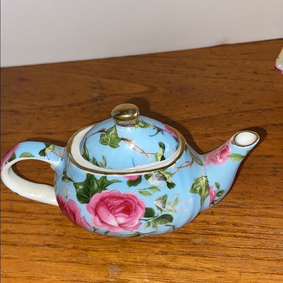 (2) Special place miniature China tea pots - Picture 2 of 9